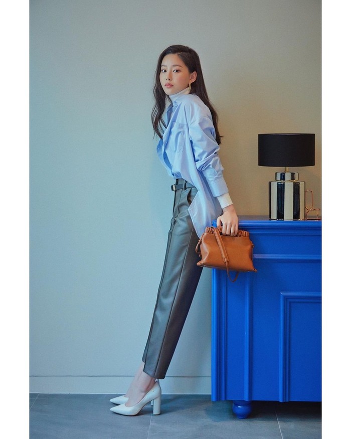 Ingin tampil lebih berkelas di hari spesial menggunakan busana colorful? Kamu bisa menggunakan kemeja berwarna cerah dengan memadukan slim fit pants. Gunakan juga heels untuk menjadikan kaki terlihat lebih jenjang. Kamu akan tampil makin keren dengan rambut terurai. (Foto : instagram.com/youna_1997)