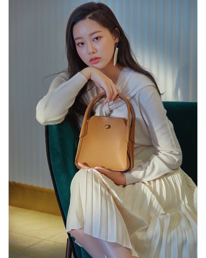 Rok plisket juga bisa digunakan untuk kamu tampil memesona saat dating bareng pasangan. Tinggal padukan dengan blouse atau sweatshirt untuk tampil semi formal. Jangan lupa pilih plisket dengan warna yang cerah dan hand bag seperti Park Yoona ya.(Foto : instagram.com/youna_1997)