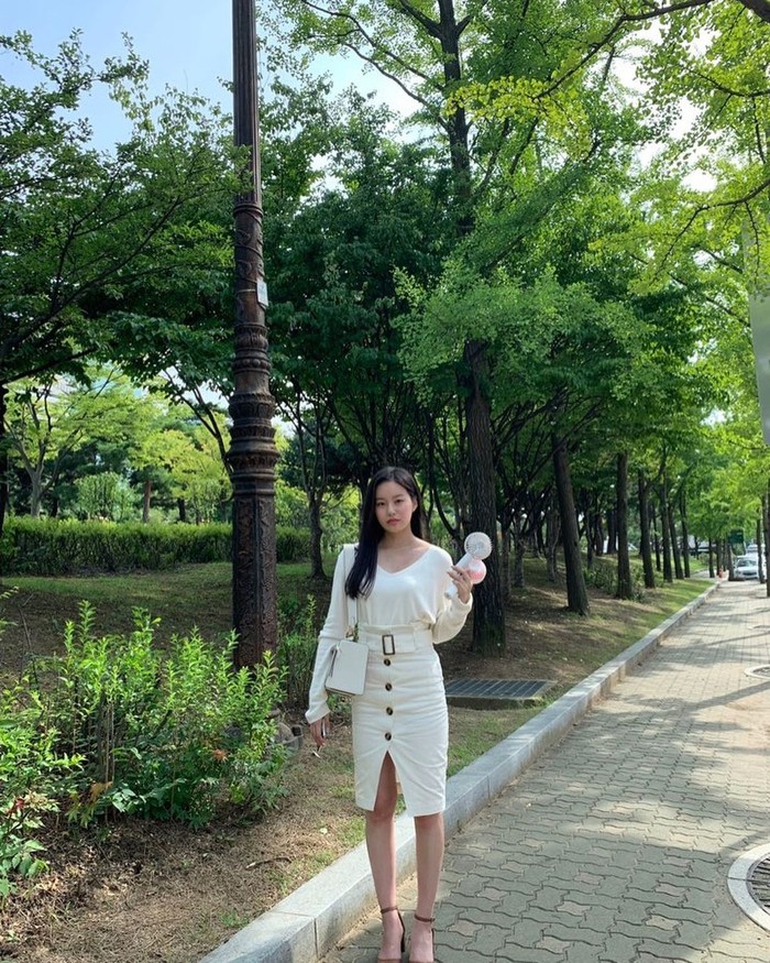 All white outfit ala Park Yoona bisa jadi inspirasi kamu berikutnya. Pilih atasan dengan model sabrina kemudian padukan dengan button midi skirt dengan warna putih. Rok model ini bisa memperlihatkan tubuh kamu lebih tinggi. Tambahkan sling bag, kencan di sore hari, makin manis (Foto : instagram.com/youna_1997)