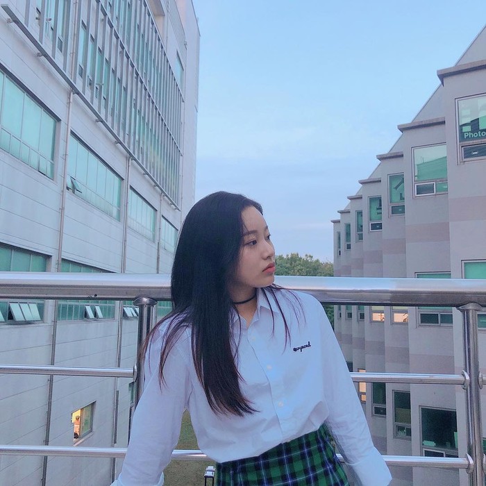 Penampilan Park Yoona memang sedikit berbeda dalam drama True Beauty. Kamu bisa melihat tampilannya lebih feminin, seperti potret ini. Park Yoona menggunakan kemeja putih dan midi skirt motif plaid yang cantik. Tambahkan juga aksesoris lain agar penampilan makin cantik di hari dating kamu. (Foto : instagram.com/youna_1997)
