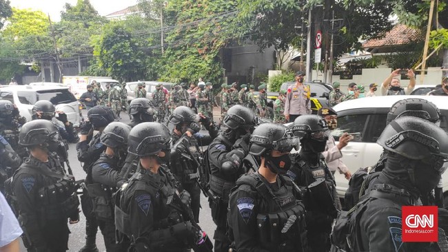 Pasukan polisi berpakaian lengkap mendatangi kawasan Petamburan, Jakarta Pusat menuju Serkretariat Dewan Pimpinan Pusat Front Pembela Islam (DPP FPI).
