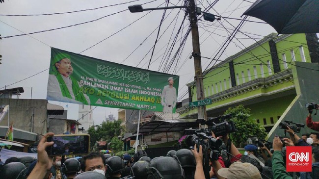 Berdasarkan pantauan pasukan polisi terlihat masuk ke dalam Gang Petamburan 3, sementara pasukan TNI bersiaga di Jalan Petamburan Raya.