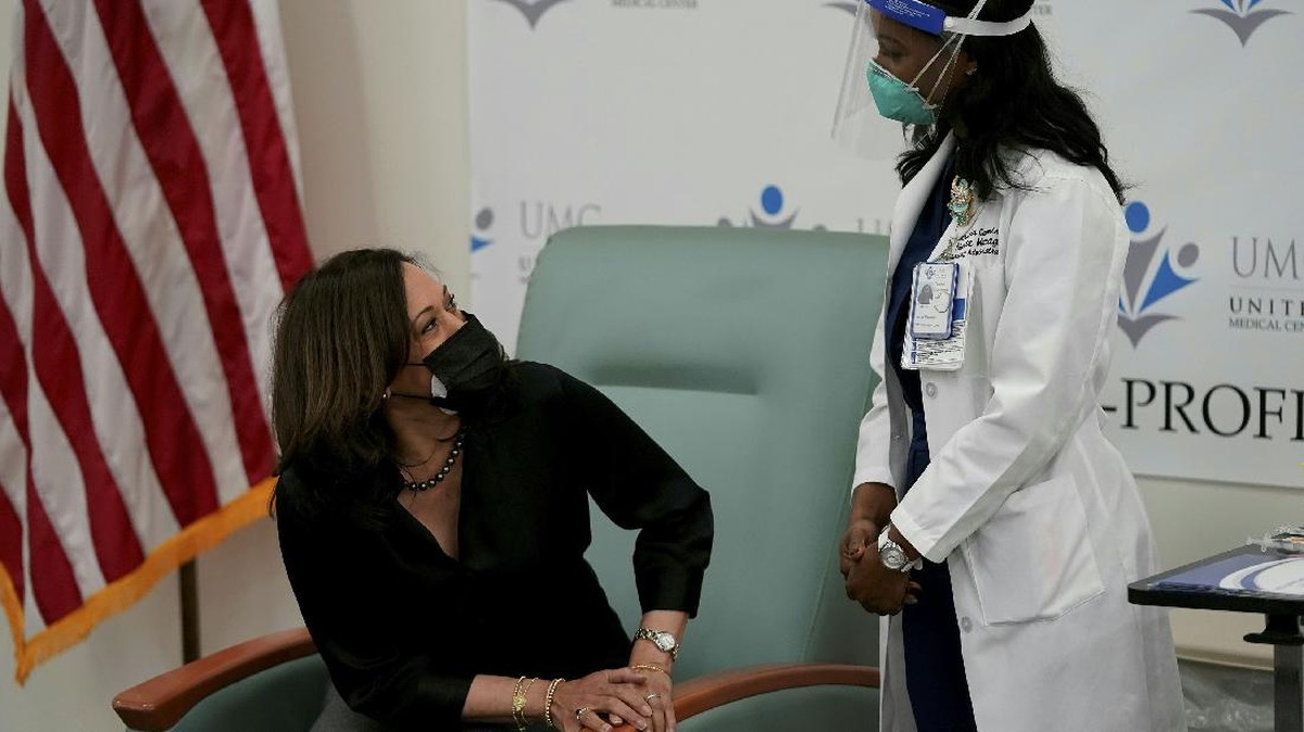 FOTO: Wapres AS Terpilih Kamala Harris Disuntik Vaksin Corona