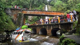 Kecelakaan Beruntun di Lembah Anai Libatkan 10 Kendaraan
