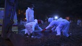 FOTO: Krisis Lahan Pemakaman Khusus Covid-19 di Jakarta Lahan di TPU khusus jenazah Covid-19 di Jakarta nyaris penuh. Karena itu Pemprov DKI Jakarta mengizinkan pemakaman di luar TPU khusus asalkan memenuhi syarat.