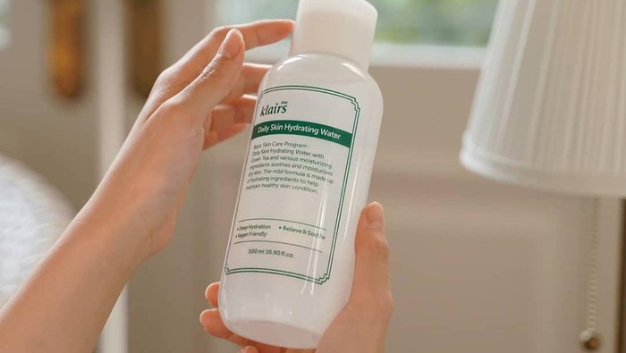Bisa untuk Toner Hingga Essence, Ini 4 Fungsi Klairs Daily Skin Hydrating Water! Bisa untuk Toner Hingga Essence, Ini 4 Fungsi Klairs Daily Skin Hydrating Water!