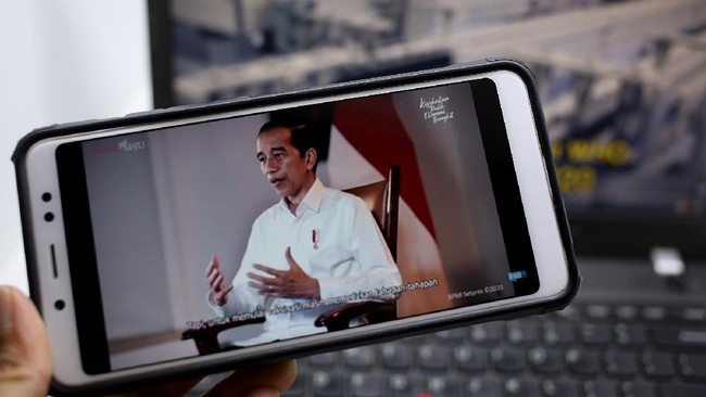 Hingga saat ini pemerintah Indonesia masih terus berusaha untuk menahan laju penularan Covid-19 dengan memdorong pengadaan vaksin corona.
