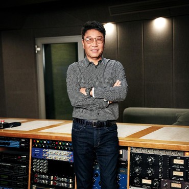 Fans K-Pop Heboh Ketemu Bos SM Entertainment Lee Sooman di Surabaya