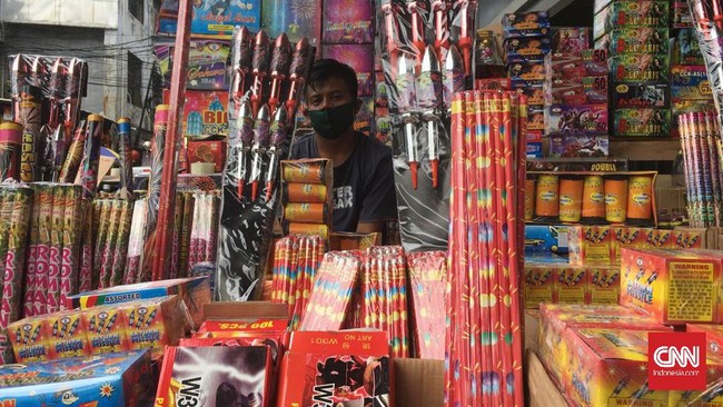 Pedagang terompet dan kembang api tetap jualan meski tahu untung tak akan semeriah perayaan tahun baru lalu. 