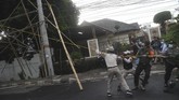 FOTO: Operasi Aparat di Markas FPI Usai Pelarangan Organisasi Setelah pemerintah mengumumkan SKB yang menyatakan FPI organisasi terlarang, pasukan aparat bergerak ke Petamburan melakukan pembersihan atribut.