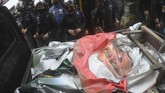 FOTO: Operasi Aparat di Markas FPI Usai Pelarangan Organisasi Setelah pemerintah mengumumkan SKB yang menyatakan FPI organisasi terlarang, pasukan aparat bergerak ke Petamburan melakukan pembersihan atribut.