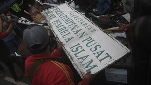 FOTO: Operasi Aparat di Markas FPI Usai Pelarangan Organisasi