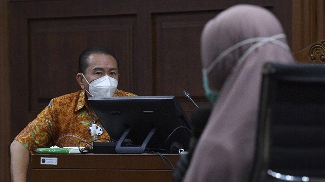 Vonis Djoko Tjandra lebih berat daripada Pinangki. Berdasarkan sistem hukum pidana, ancaman pidana bagi penerima suap lebih berat daripada pemberi.