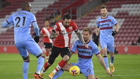 Viral, Bek West Ham Tendang Voli Kepala Pemain Southampton