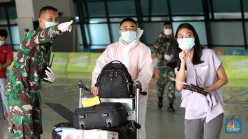 WNI dan WNA yang baru tiba dibandara soekarno hatta, Tangerang, Banten, Rabu (30/12/2020). Menjelang pergantian tahun, para penumpang penerbangan international yang tiba di bandara Soekarno Hatta diwajibkan untuk menjalani karantina selama minimal 5 hari. (CNBC Indonesia/Andrean Kristianto) WNI dan WNA yang baru tiba dibandara soekarno hatta, Tangerang, Banten, Rabu (30/12/2020). Menjelang pergantian tahun, para penumpang penerbangan international yang tiba di bandara Soekarno Hatta diwajibkan untuk menjalani karantina selama minimal 5 hari. (CNBC Indonesia/Andrean Kristianto)