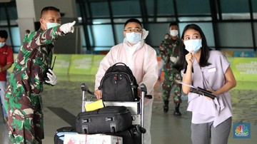 WNI dan WNA yang baru tiba dibandara soekarno hatta, Tangerang, Banten, Rabu (30/12/2020).  Menjelang pergantian tahun, para penumpang penerbangan international yang tiba di bandara Soekarno Hatta  diwajibkan untuk menjalani karantina selama minimal 5 hari. (CNBC Indonesia/Andrean Kristianto)