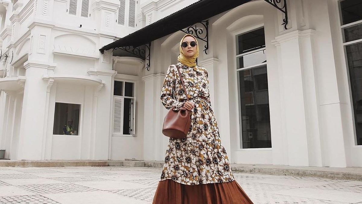 midi dress kekinian 5 Ide Outfit Midi Dress untuk Hijabers, Siap Tampil Stylish dan Kekinian