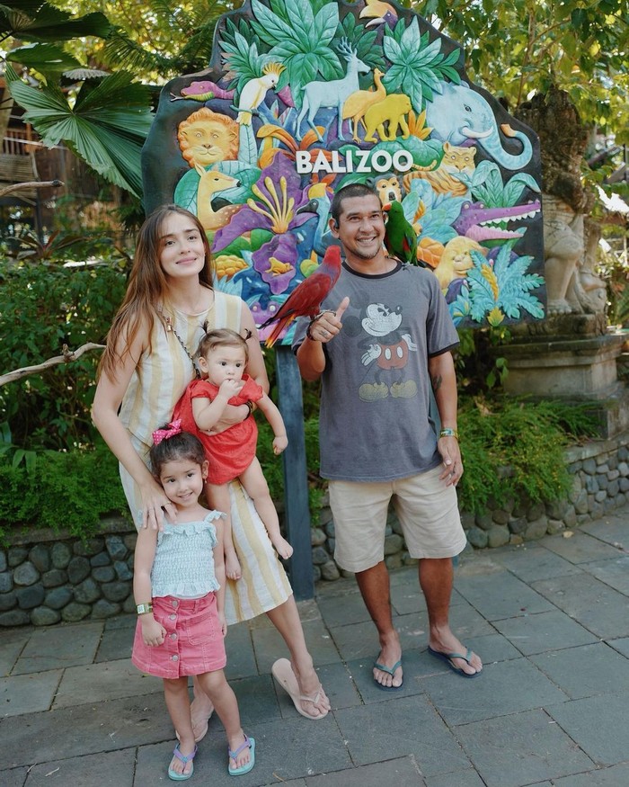 Yasmine dan suaminya juga kerap mengajak kedua putrinya untuk traveling bersama. Meskipun memiliki karier gemilang dan termasuk jajaran aktris yang memiliki jutaan penggemar, Yasmine ternyata mommyable banget! (Foto: Instagram.com/yaswildblood)