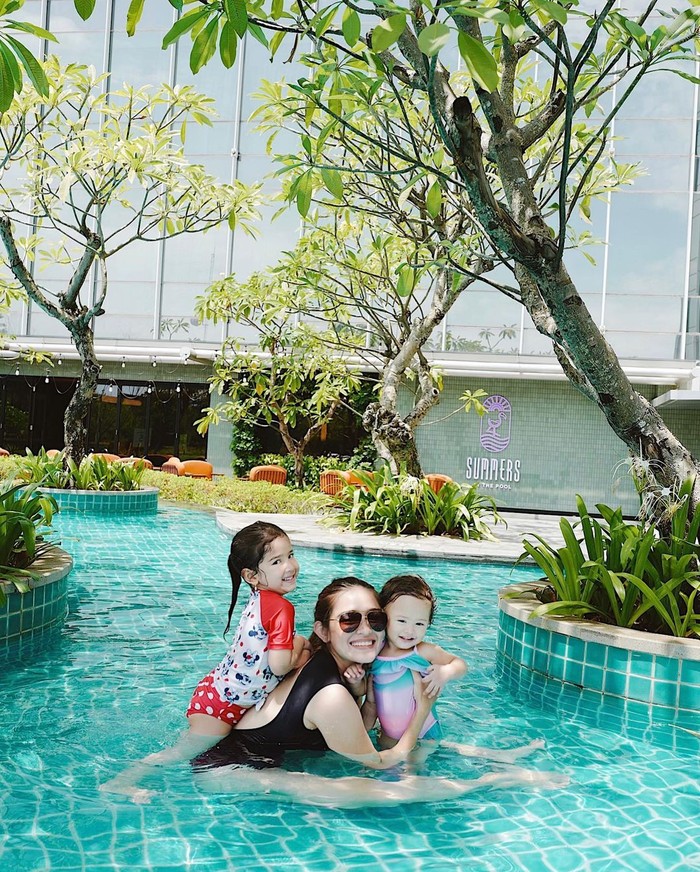 Potretnya saat bersama Sophia dan Sera, tak terlihat seperti ibu dari dua anak ya, Ladies? Perempuan berusia 27 tahun tersebut merupakan sosok Ibu yang begitu telaten dalam mengurus rumah tangga dan buah hatinya lho! (Foto: Instagram.com/yaswildblood)
