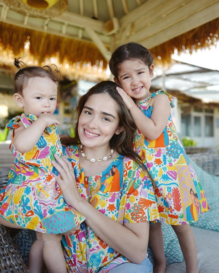 Kedekatan baby Sera, Sophia dengan sang mama memang sudah tidak usah diragukan lagi. Mereka kerap tampil kompak di beberapa kesempatan. Seperti potret kali ini, artis berparas bule tersebut tampak stand out saat mengenakan outfit kembar dengan si kecil. Gemes banget, ya? (Foto: Instagram.com/yaswildblood)