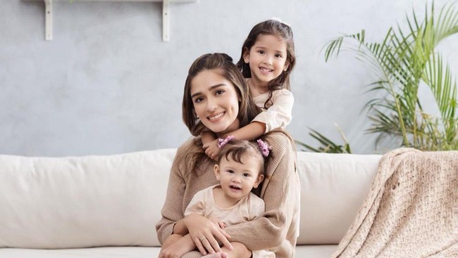 Mommyable, Potret Bahagia Yasmine Wildblood dengan Kedua Buah Hati - Foto 1