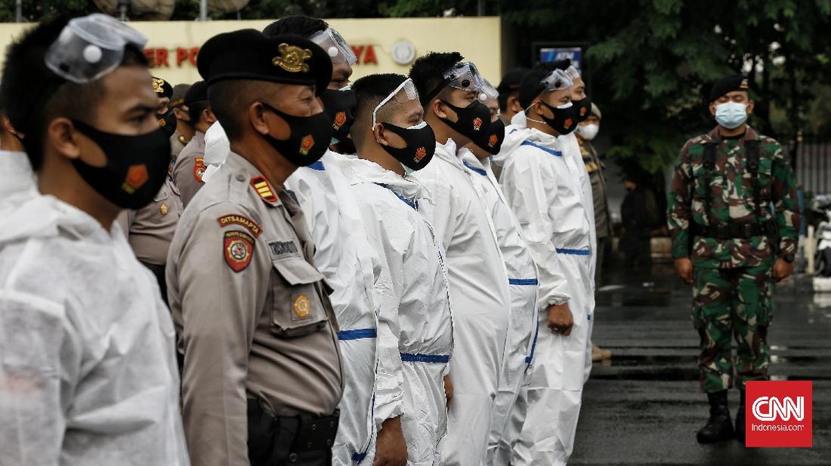 FOTO: Tim Pemburu Covid-19 Cegah Kerumunan saat Tahun Baru