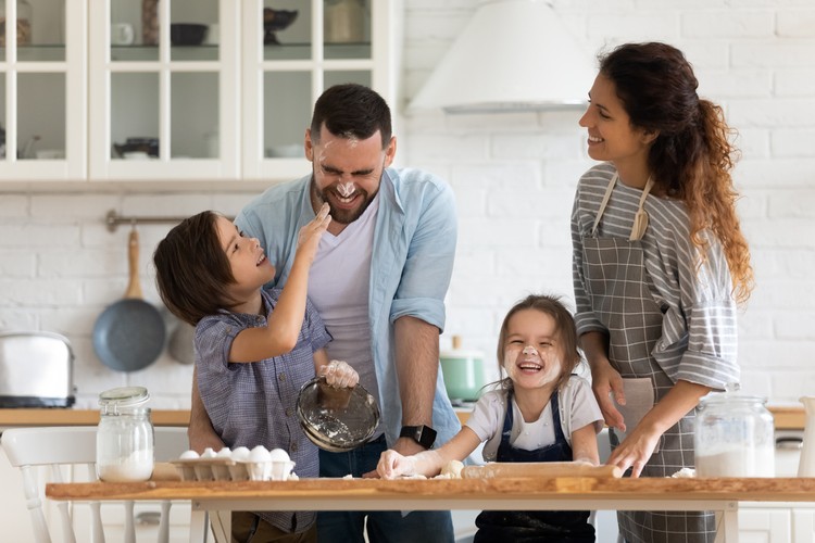 Ilustrasi keluarga baking di dapur Overjoyed young family with little preschooler kids have fun cooking baking pastry or pie at home together, happy smiling parents enjoy weekend play with small children doing bakery cooking in kitchen