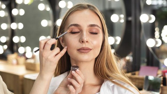5 Manfaat Makeup untuk Kesehatan Mental Bagi Wanita