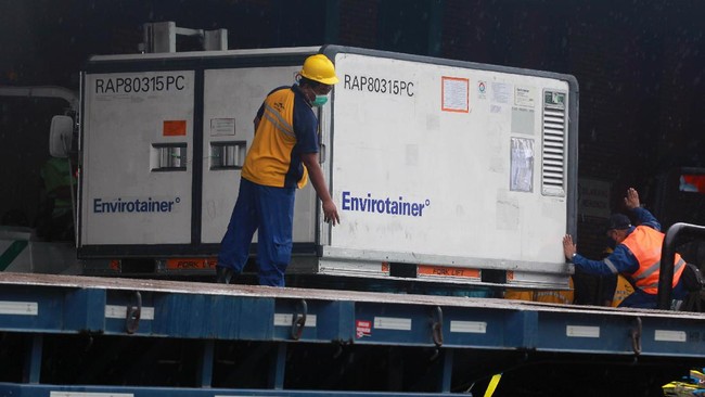 Pemerintah tetap mendistribusikan vaksin  Sinovac ke 34 provinsi di Indonesia meski belum ada izin darurat karena masih diproses.