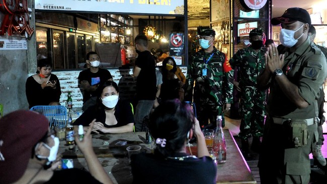 PPKM Jawa-Bali sudah berlaku sejak 11 Januari hingga 8 Februari. Namun PPKM Jawa-Bali dinilai tak efektif menekan penularan virus corona.