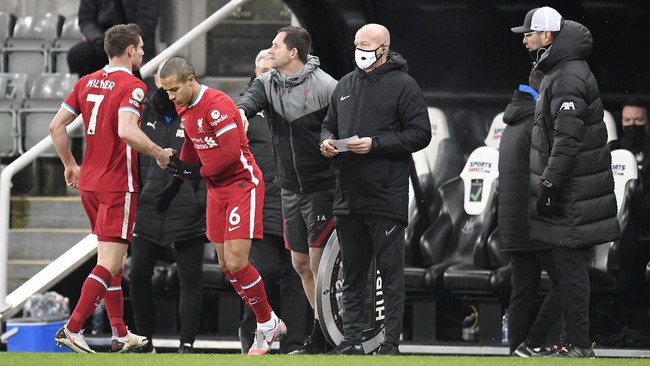 Jurgen Klopp belum bisa memastikan posisi Thiago Alcantara saat Liverpool melawan Southampton pada lanjutan Liga Inggris.