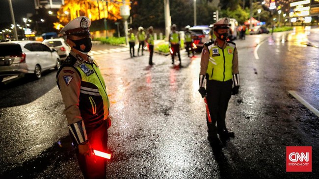 Polri akan menerjukan personel untuk memastikan pelaksanaan kebijakan pemerintah melarang kegiatan takbir keliling jelang Idulfitri di tengah pandemi Covid-19.
