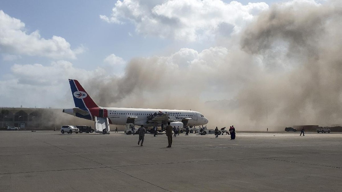 FOTO: Serangan Rudal Hantam Bandara Yaman, 26 Tewas