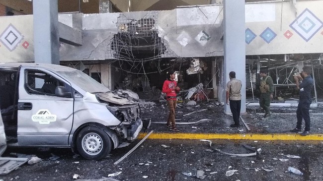 FOTO: Serangan Rudal Hantam Bandara Yaman, 26 Tewas