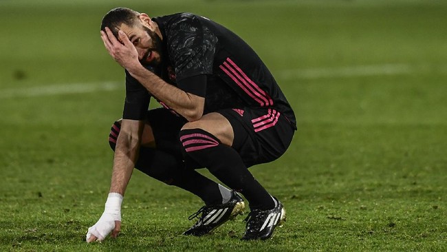 Gagal meraih kemenangan atas Elche, Real Madrid tertinggal dua poin dari Atletico Madrid di klasemen Liga Spanyol.