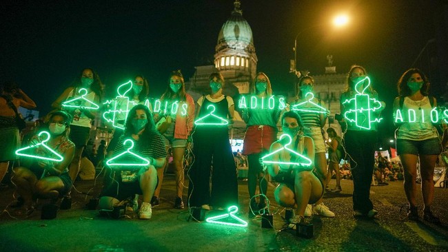 Ribuan warga di ibu kota Buenos Aires merayakan pengesahan UU aborsi oleh Kongres Argentina.