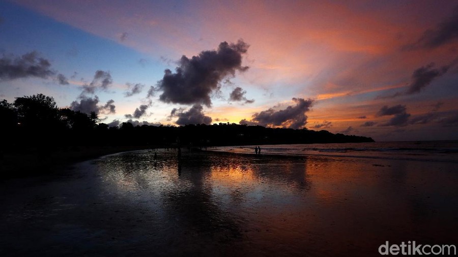 Terpukau Sunset di Pantai Jimbaran Bali dan deretan pantai cantiknya sudah menunggumu. Bosan dengan sunset Kuta, coba ke Jimbaran.