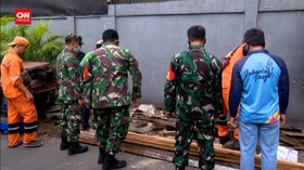 VIDEO: TNI-Polri Bangun Posko di Petamburan