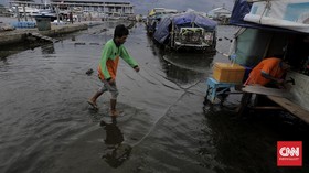 FOTO: Banjir Rob Muara Angke Sambut Tahun Baru 2021