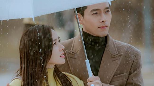 Sejumlah warganet tak kaget mendengar kabar Hyun Bin dan Son Ye-jin berpacaran. Mereka mengaku akan lebih terkejut jika ada kabar kencan sesama idola K-pop.