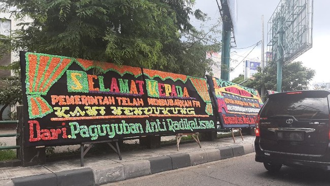 Karangan bunga berisi ucapan terima kasih kepada pemerintah karena membubarkan ormas Front Pembela Islam (FPI) bertebaran di Kawasan Simpang Lima, Banda Aceh.