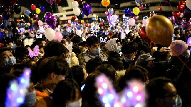 Warga Wuhan kini sudah bisa berkerumun merayakan tahun baru 2021, sementara RI dan warga dunia lain masih gigit jari.