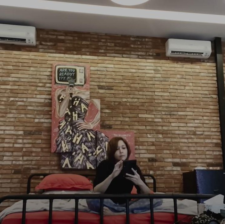 <p>Selama isolasi mandiri, aktivitas yang bisa dilakukan Maia pun terbatas. Ia pun banyak menghabiskan waktu dengan bermain gadget di atas kasur. (Foto: YouTube Maia Aleldul TV)</p>
