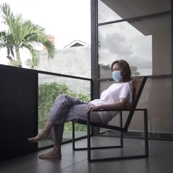 <p>Di hari kedua isolasi, Maia Estianty menyempatkan diri untuk berolahraga ringan dan berjemur sinar matahari di balkon luar. (Foto: YouTube Maia Aleldul TV)</p>