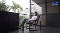<p>Di hari kedua isolasi, Maia Estianty menyempatkan diri untuk berolahraga ringan dan berjemur sinar matahari di balkon luar. (Foto: YouTube Maia Aleldul TV)</p>