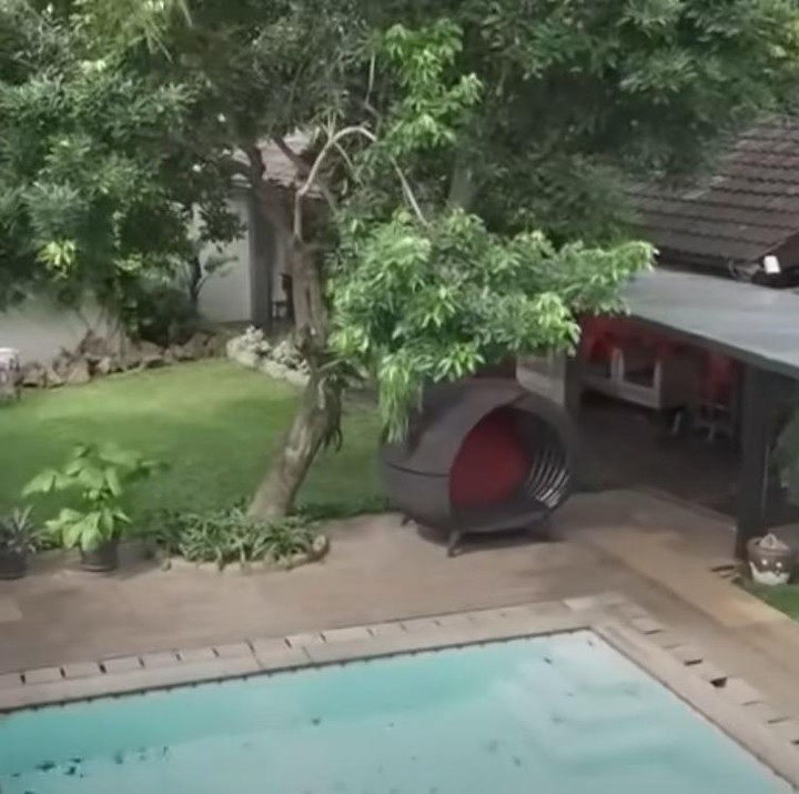 <p>Dari atas balkon tersebut, Maia bisa menikmati pemandangan berupa kolam renang dan pohon hijau yang rindang. (Foto: YouTube Maia Aleldul TV)</p>
