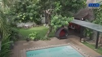 <p>Dari atas balkon tersebut, Maia bisa menikmati pemandangan berupa kolam renang dan pohon hijau yang rindang. (Foto: YouTube Maia Aleldul TV)</p>