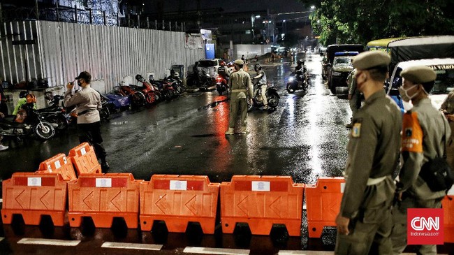 Sejumlah warga dengan membawa anak atau kerabatnya, pulang dengan kekecewaan karena tidak bisa merayakan malam pergantian tahun di Ancol.