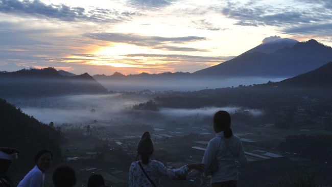 Gunung Agung masih berada di Level II Waspada. Oleh karena itu masyarakat dan pendaki dilarang beraktivitas dalam radius 2 km dari puncak kawahnya.