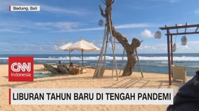 VIDEO: Libur Tahun Baru Wisatawan Serbu Objek Wisata Pantai